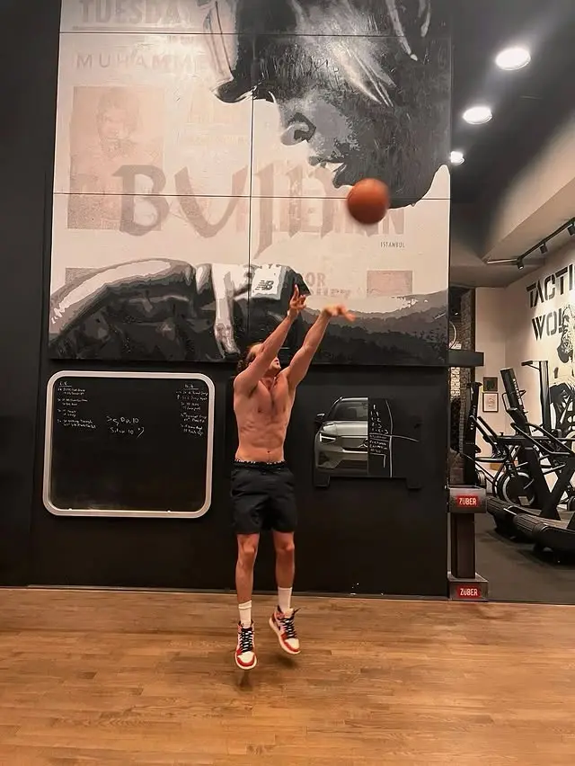 Aras Bulut İynemli kimdir, kaç yaşında, aslen nereli, boyu kaç cm, kilosu kaç, sevgilisi kim, evli mi, hangi dizilerde ve filmlerde rol aldı? İşte Çukur’un Yamaç’ı ve Atatürk dizisinin Mustafa Kemal’i Aras Bulut İynemli hakkında merak edilenler…