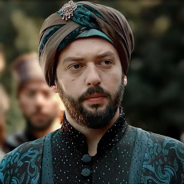 Okan Yalabık kimdir, kaç yaşında, aslen nereli, sevgilisi kim, boyu kaç cm, kilosu kaç, hangi dizilerde ve filmlerde rol aldı, hangi ödülleri kazandı? İşte usta oyuncunun hayatı ve merak edilen tüm detaylar…