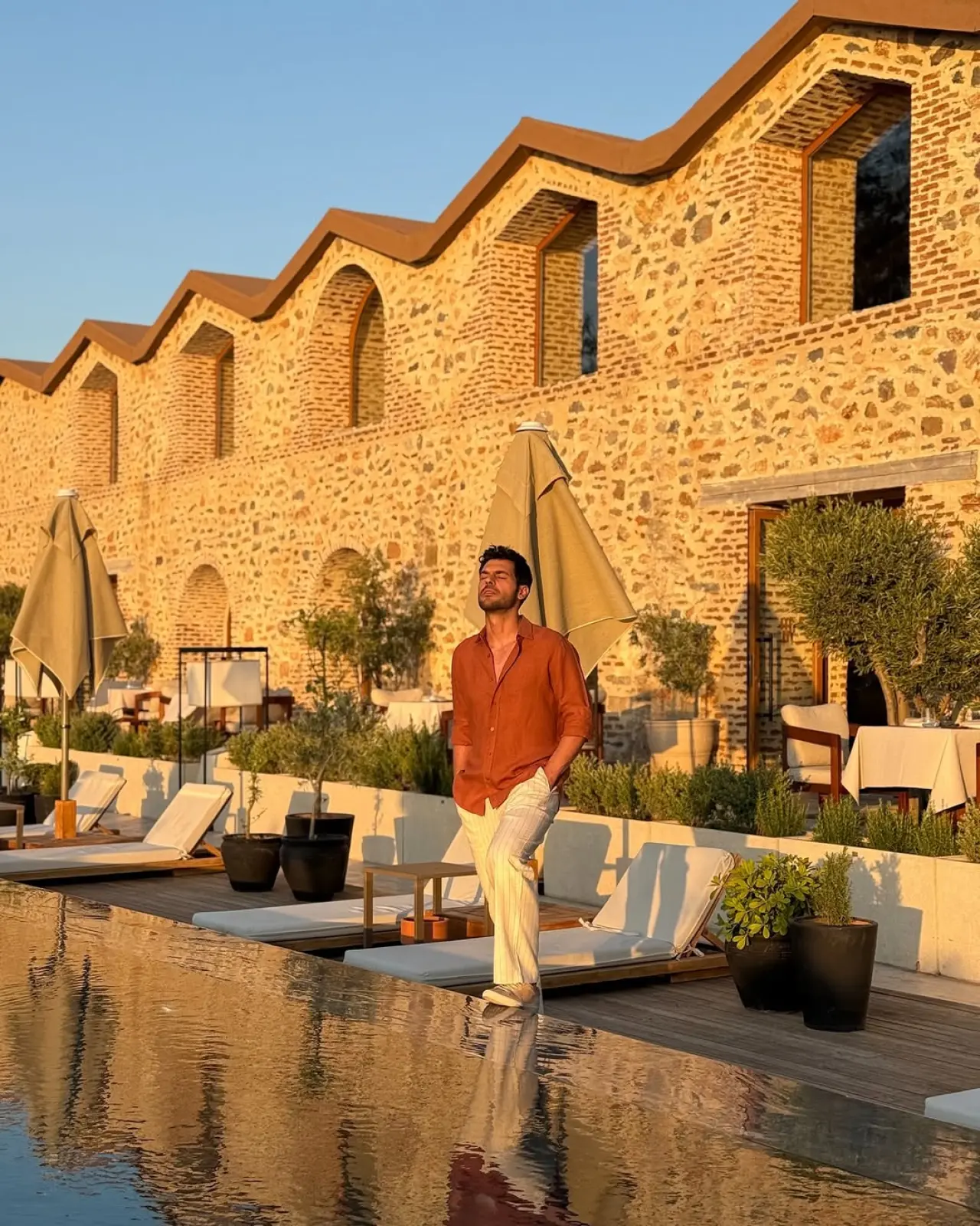 Tolga Mendi kimdir, kaç yaşında, aslen nereli, sevgilisi kim, boyu kaç cm, kilosu kaç, hangi dizilerde oynadı, hangi okuldan mezun oldu? İşte genç oyuncunun hayatı ve merak edilen tüm detaylar…
